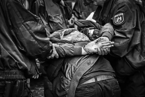 Milano, arrestato presunto rapinatore seriale: nel mirino donne anziane