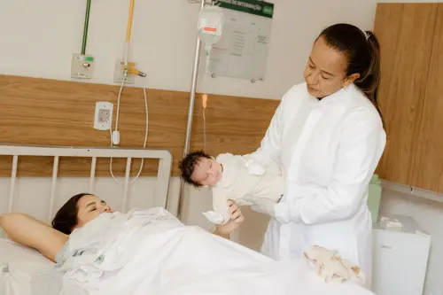 Lombardia, ostetrica a domicilio estesa a tutta la regione