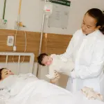 Lombardia, ostetrica a domicilio estesa a tutta la regione