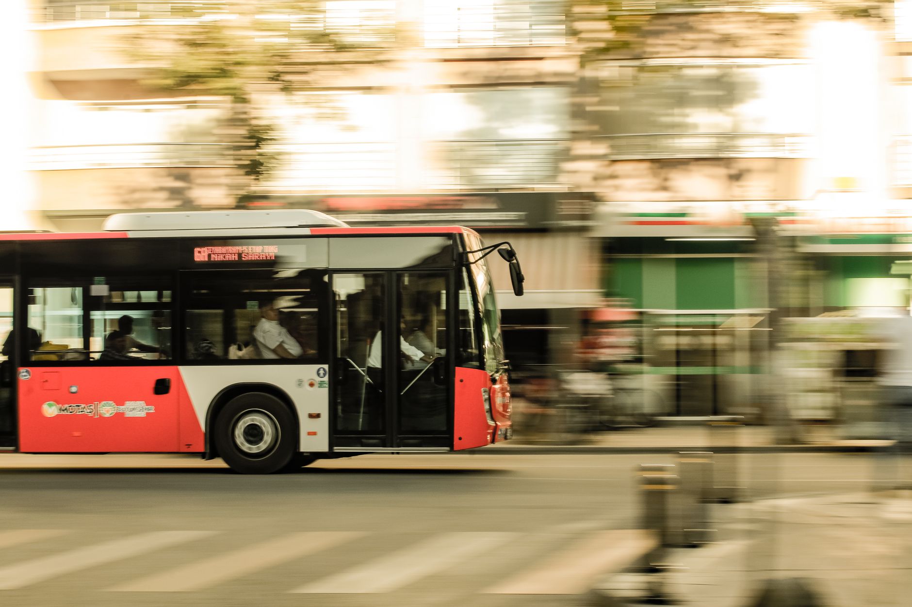 Milano, un passeggero su tre molestato sui mezzi pubblici